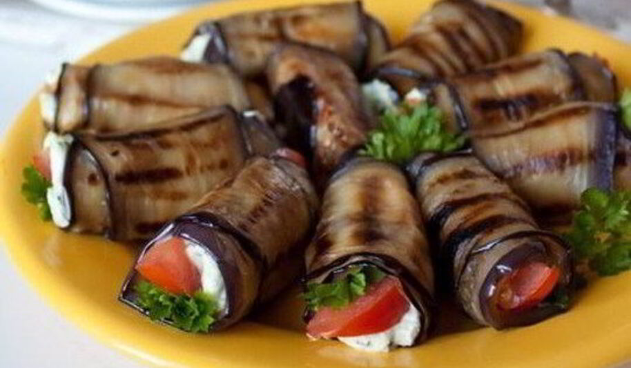 Рецепт рулетиков из баклажана с фетой и помидорами