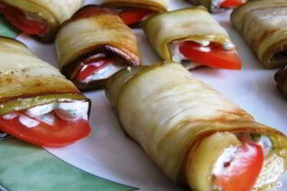 Рулетики из баклажанов с помидорами