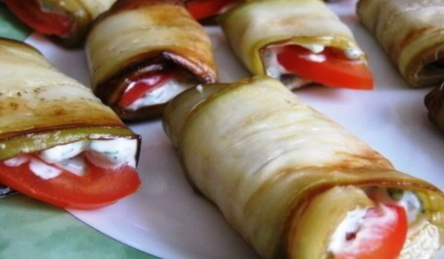 Рецепт рулетиков из баклажанов с помидорами