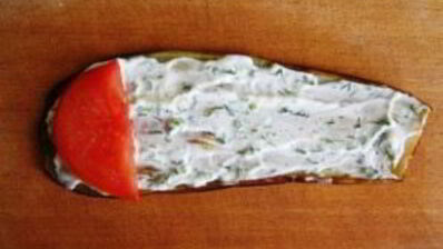 рулетики из баклажанов с помидорами