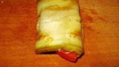 рулетики из баклажанов с помидорами