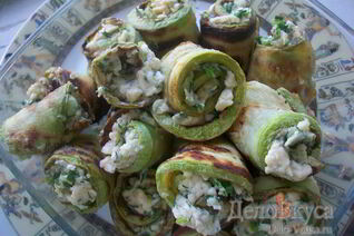 Рулетики из кабачков с плавленым сыром, чесноком и зеленью