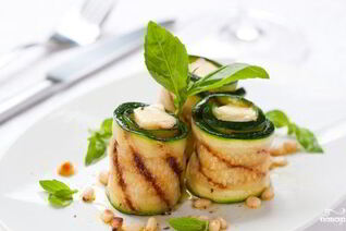 Рулетики из кабачков с творогом