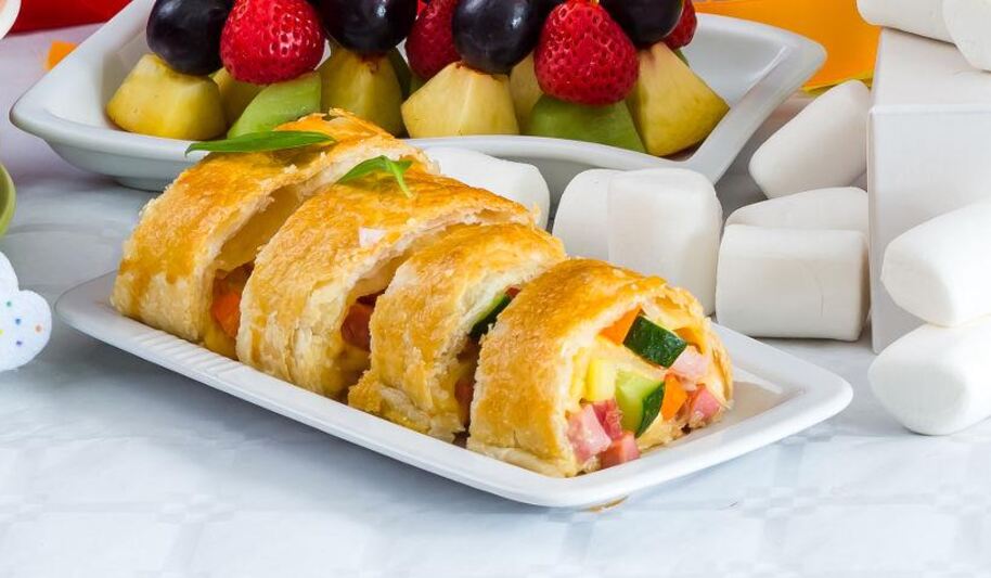 Рецепт рулетиков из слоеного теста с сыром и ветчиной и овощами