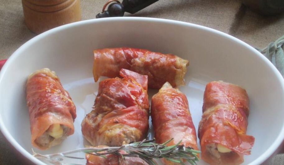 Рецепт рулетиков из свинины в ветчине с пармезаном