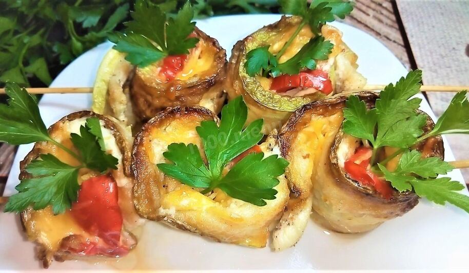Рецепт рулетов из кабачков с курицей на шпажках
