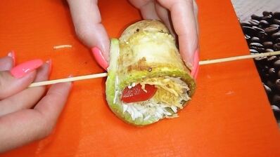 рулеты из кабачков с курицей на шпажках