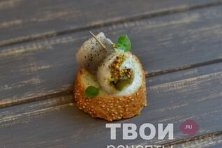 Рулеты из сельди с корнишонами и горчицей