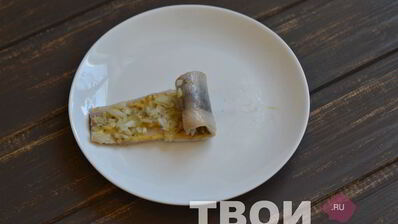 рулеты из сельди с корнишонами и горчицей