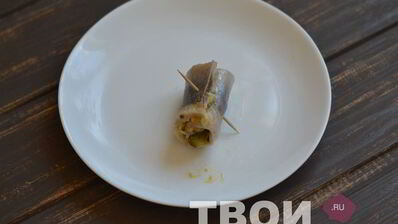 рулеты из сельди с корнишонами и горчицей