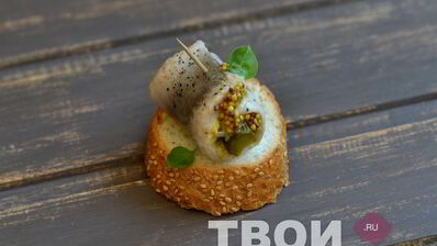 рулеты из сельди с корнишонами и горчицей