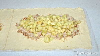 рулеты из слоеного теста с яблоками и орехами