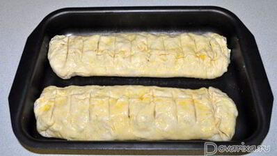 рулеты из слоеного теста с яблоками и орехами