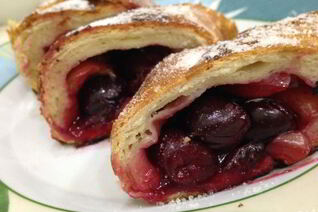 Слоеный рулет с вишней