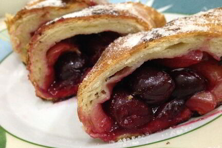 Слоеный рулет с вишней