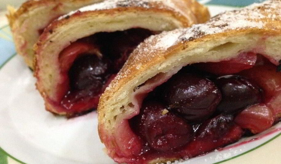 Рецепт слоеного рулета с вишней