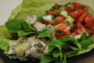 Свиные рулетики с моцареллой и базиликом в грибном соусе с томатной сальсой