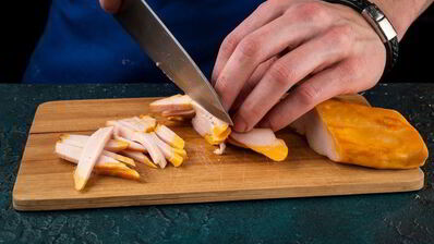 сырные рулетики с копченой курицей