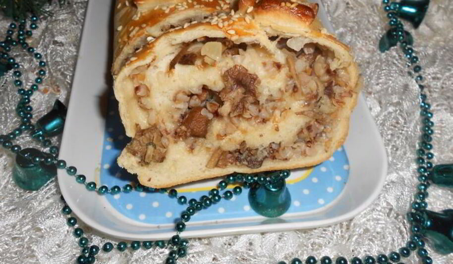 Рецепт сытного зимнего рулета с грибами и гречкой