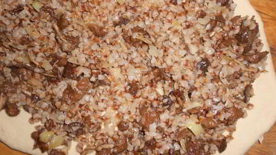 сытный зимний рулет с грибами и гречкой