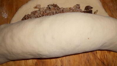 сытный зимний рулет с грибами и гречкой