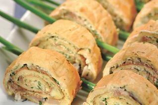 Яичный рулет с копченой сельдью