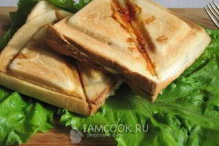 Горячие сэндвичи с колбасой, сыром и помидорами