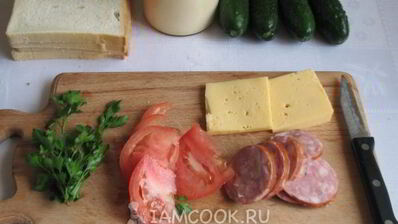горячие сэндвичи с колбасой, сыром и помидорами