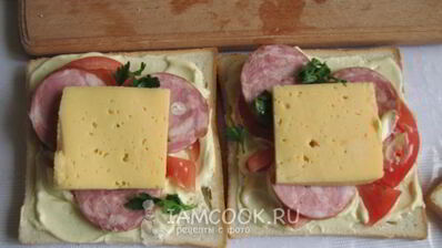 горячие сэндвичи с колбасой, сыром и помидорами