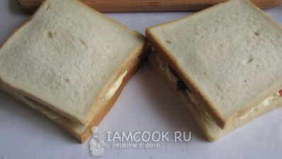 горячие сэндвичи с колбасой, сыром и помидорами