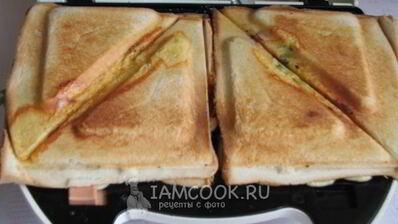 горячие сэндвичи с колбасой, сыром и помидорами