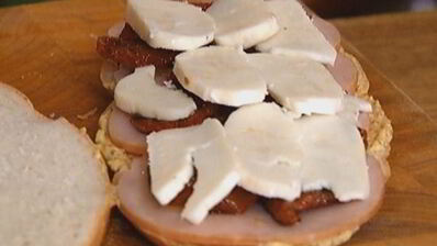 мини-сэндвичи с ветчиной, вялеными помидорами и сыром