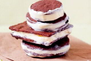 Шоколадные сэндвичи с начинкой из мороженого