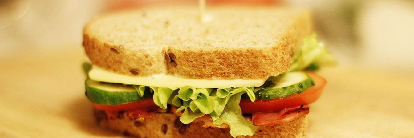 Сэндвич с беконом, сыром и свежими овощами