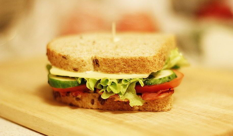 Рецепт сэндвича с беконом, сыром и свежими овощами