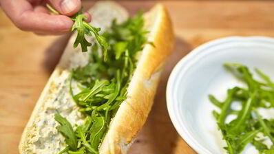 сэндвич с семгой и рукколой