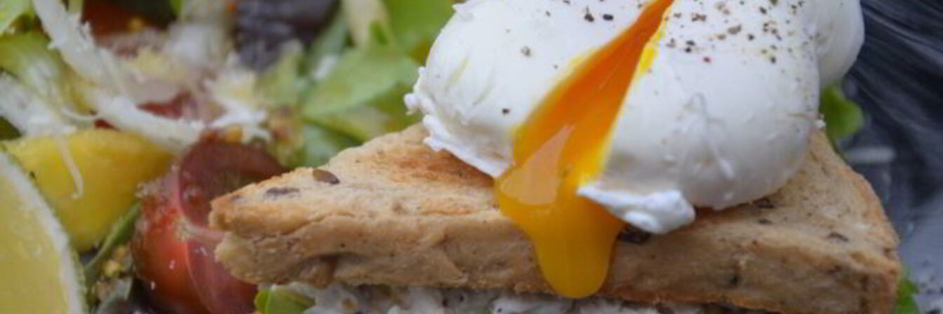 Сэндвич с яйцом-пашот и салатом