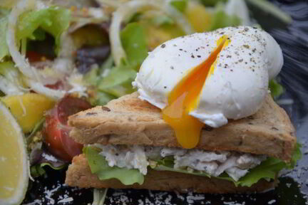 Сэндвич с яйцом-пашот и салатом