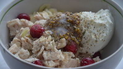 сэндвич с яйцом-пашот и салатом