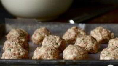 сэндвичи с фрикадельками, сыром и луком