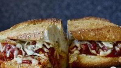 сэндвичи с фрикадельками, сыром и луком