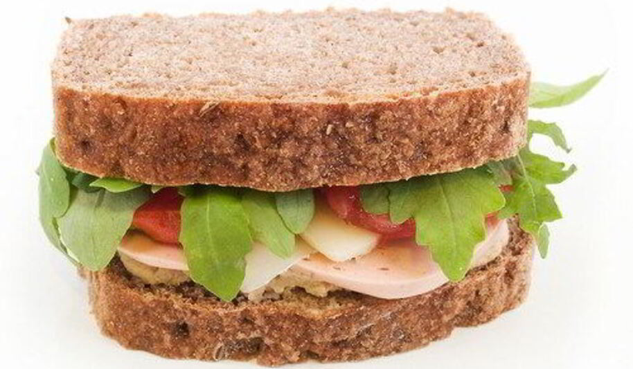 Рецепт сэндвичей со свежим мясным хлебом, рукколой, майонезным соусом и целнозерновым хлебом