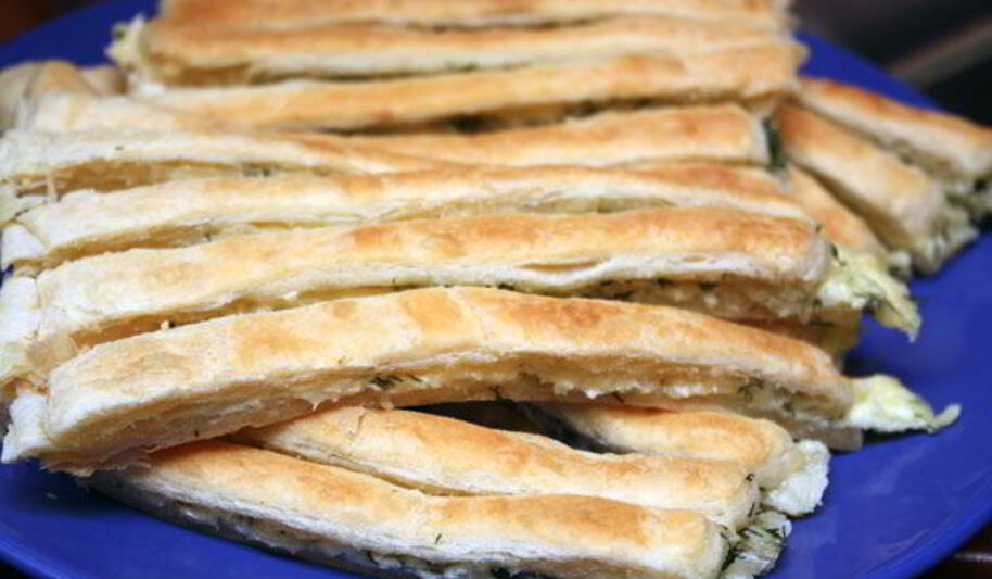 Рецепт сырных палочек из слоеного теста