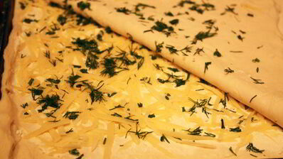 сырные палочки из слоеного теста