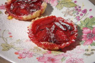 Ароматные тарталетки со сливами