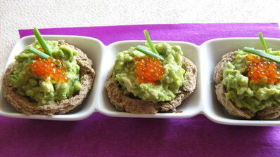 хлебные тарталетки с авокадно-яичным салатом