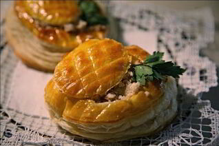 Слоеные тарталетки с курицей