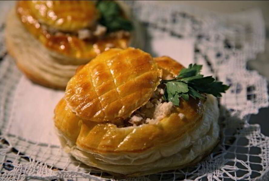 Слоеные тарталетки с курицей