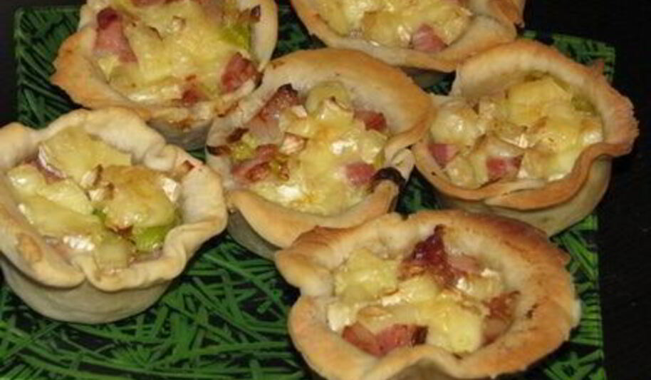 Рецепт тарталеток, фаршированных сыром бри и луком-пореем