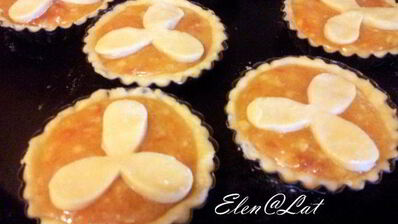 тарталетки с абрикосовым джемом и бананом